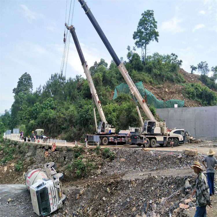 厦门翔安汽车掉沟里叫吊车救援要多少钱